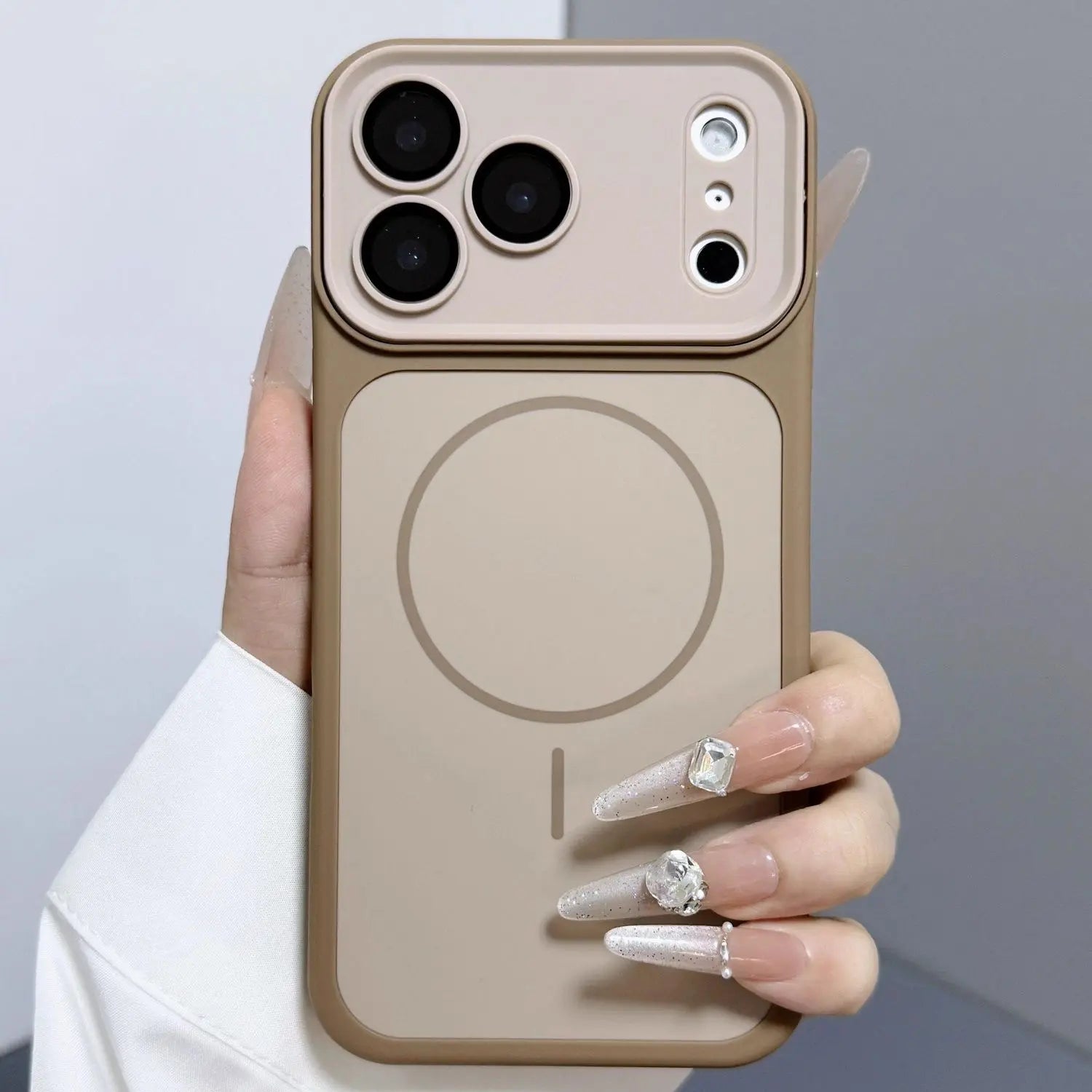 Magnetic Skin‑Feel Phone Case Made of Premium Matte Tpu and Hard Pc Blend. the Silky, Anti‑Fingerprint Surface Offers a Comfortable Non‑Slip Grip.Built‑In High‑Strength Magnets Ensure Fast,Stable Wireless Charging.Compatible with Iphone 17 16 15 14
