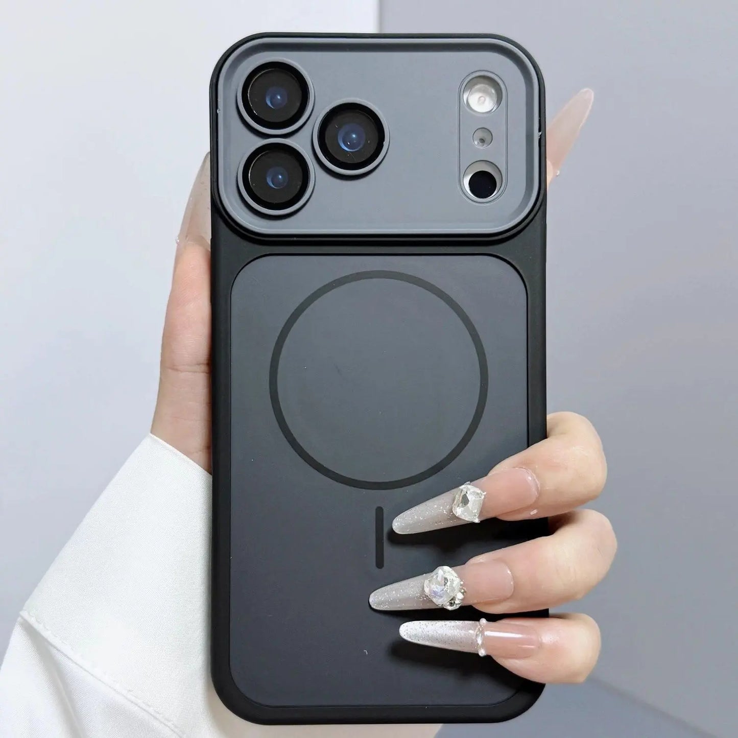 Magnetic Skin‑Feel Phone Case Made of Premium Matte Tpu and Hard Pc Blend. the Silky, Anti‑Fingerprint Surface Offers a Comfortable Non‑Slip Grip.Built‑In High‑Strength Magnets Ensure Fast,Stable Wireless Charging.Compatible with Iphone 17 16 15 14