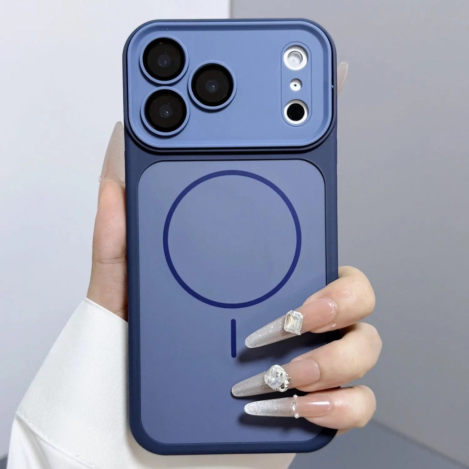 Magnetic Skin‑Feel Phone Case Made of Premium Matte Tpu and Hard Pc Blend. the Silky, Anti‑Fingerprint Surface Offers a Comfortable Non‑Slip Grip.Built‑In High‑Strength Magnets Ensure Fast,Stable Wireless Charging.Compatible with Iphone 17 16 15 14